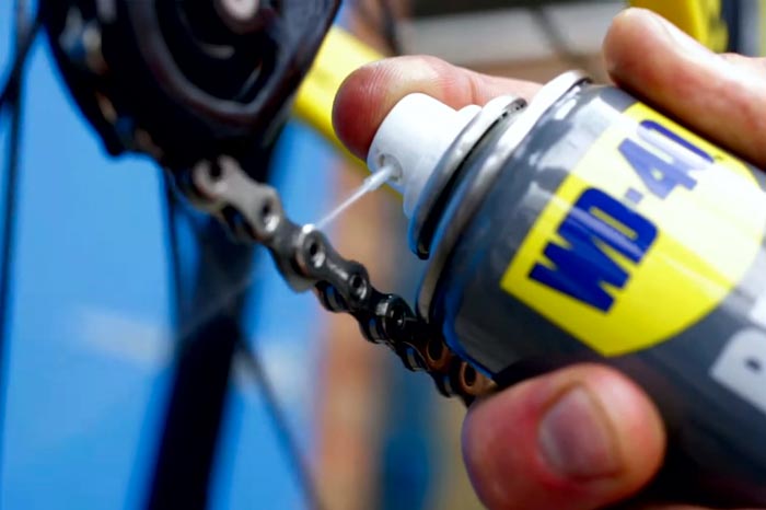 clean and lube a bike chain with WD-40