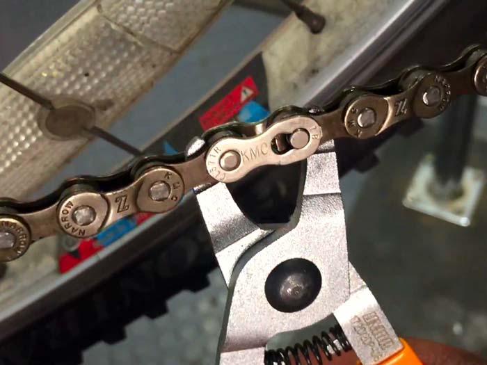 Removing master link store bike chain